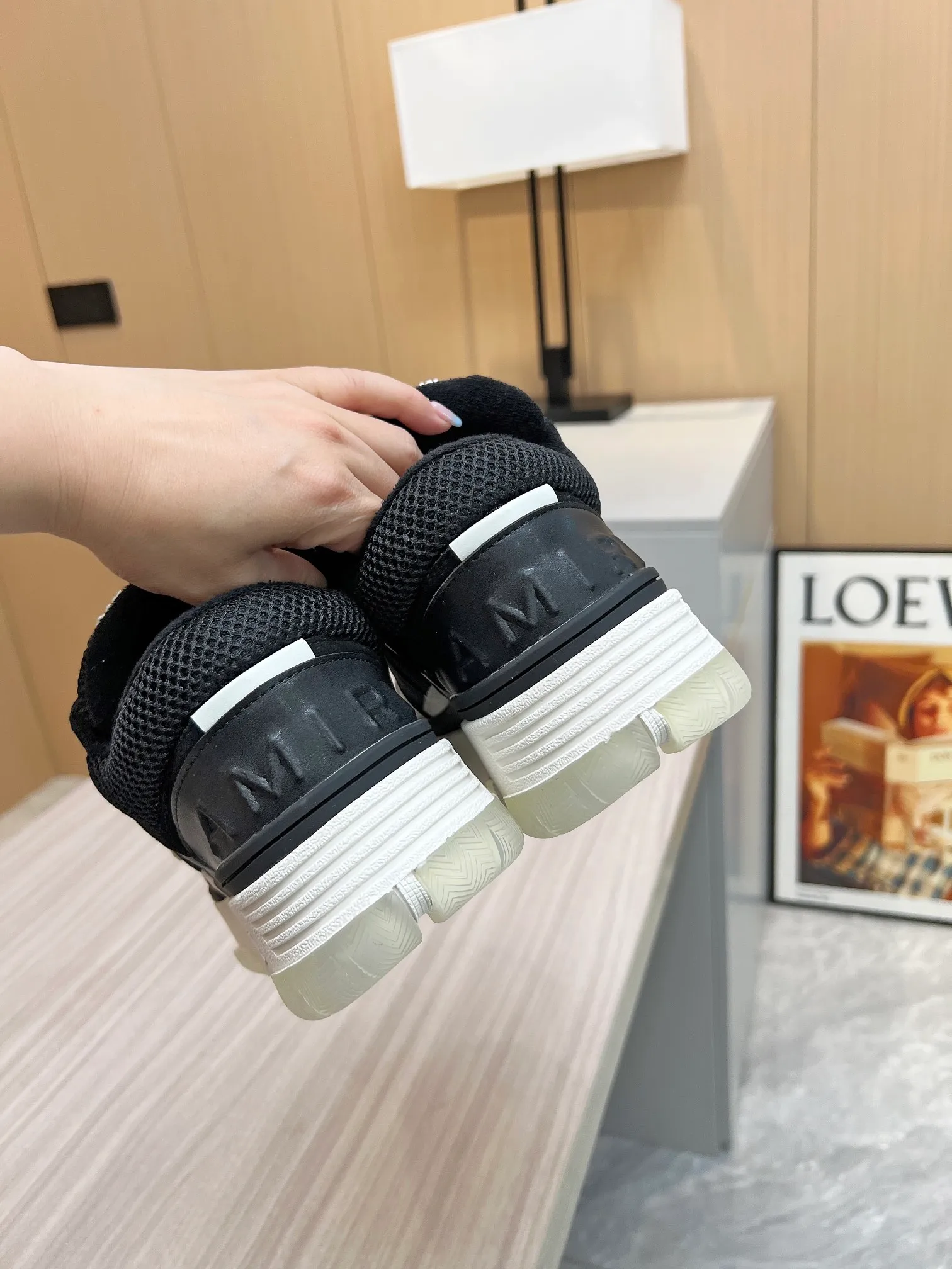 p620💰Men's shoes Amiri Emile's 2023 spring and summer new MA-1 bread shoes, couple models, casual sports shoes, sneakers Amiri gave up the rock punk style in the new season and used a large number of unsaturated colors, Morandi tones, whether you see or wear them, it will make people very happy. The large tongue of the bread shoes continues, shortens the length of the shoe body, thickens the midsole, and the toe part is more rounded. Amiri's brand letters and MA logo appear on the side of the shoe. Fabric: Original customized imported first-layer cowhide + mesh. Lining: Original customized breathable towel lining. Outsole. Foam combination material. Bottom thickness: 4CM. Size: Men's 39-45
